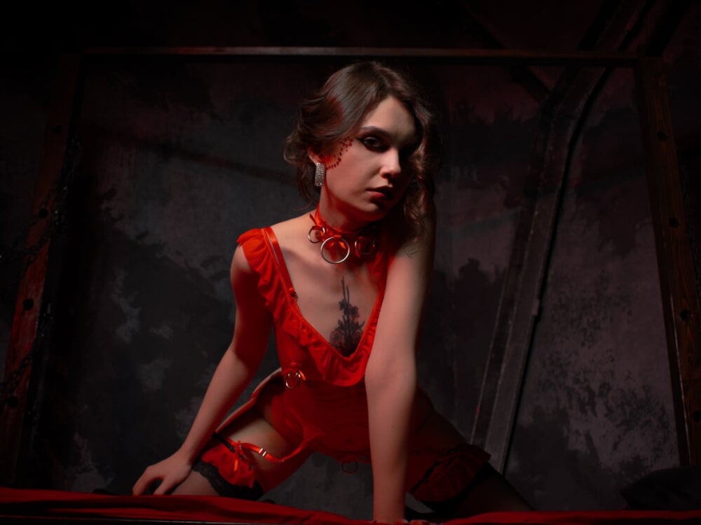 Beautiful MissSusan camgirl in vrcamshot.com