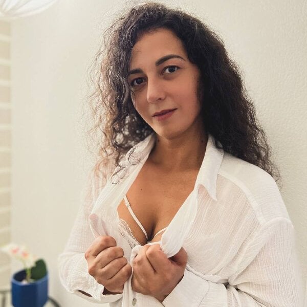 Beautiful Linda_Insatiable camgirl in vrcamshot.com