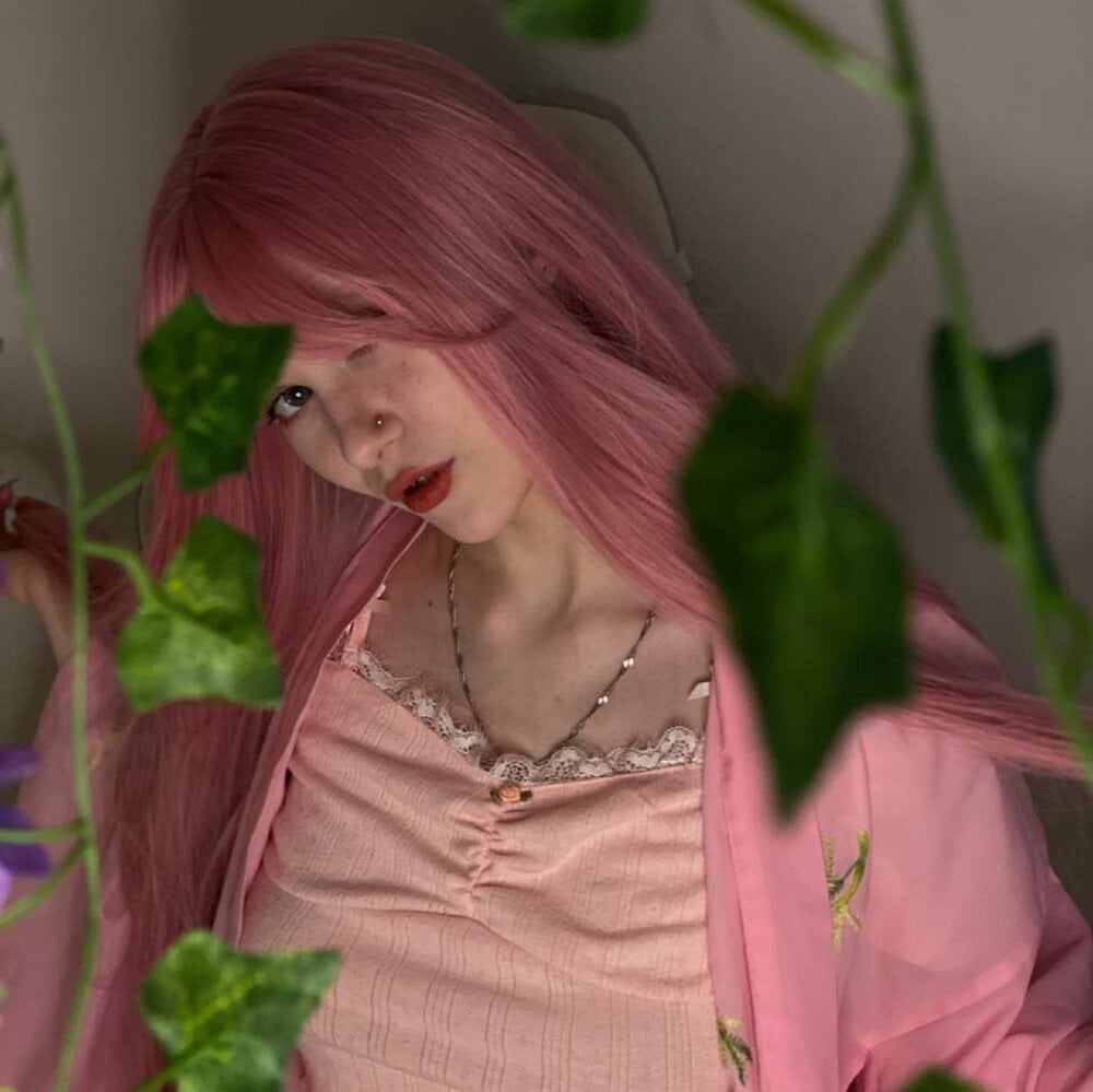Beautiful NessaShy camgirl in vrcamshot.com
