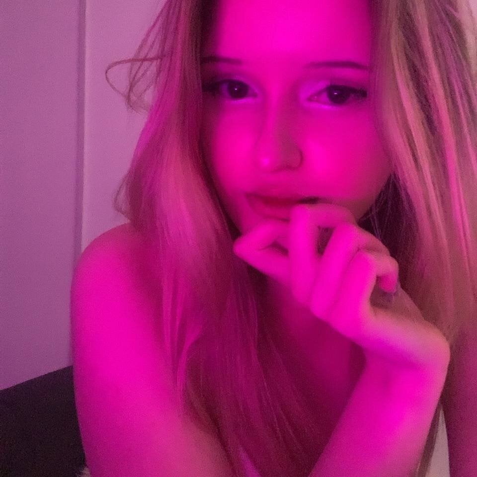 Beautiful Aria_Vell camgirl in vrcamshot.com