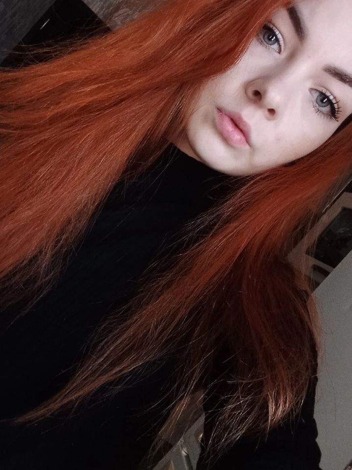 Beautiful AmyLune camgirl in vrcamshot.com