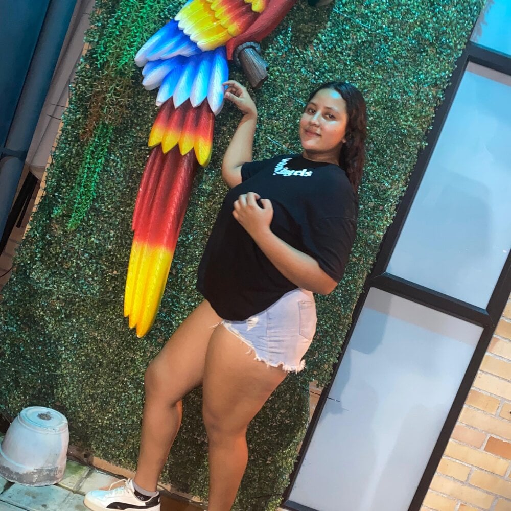 Beautiful TifanyGrey camgirl in vrcamshot.com