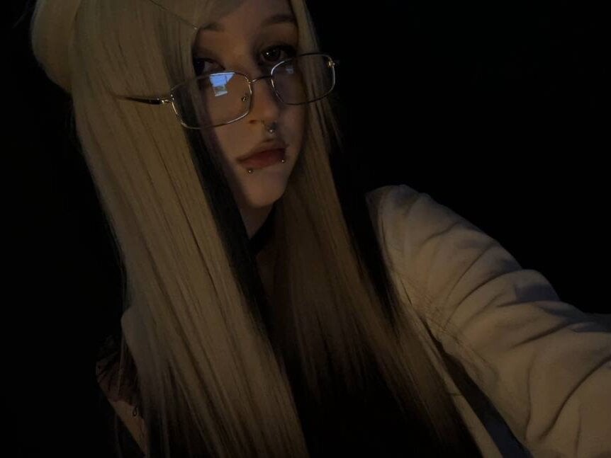 Beautiful foxspell camgirl in vrcamshot.com