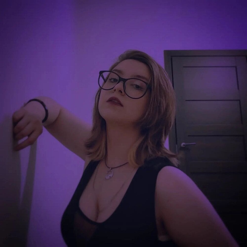Beautiful off_the_record_ camgirl in vrcamshot.com