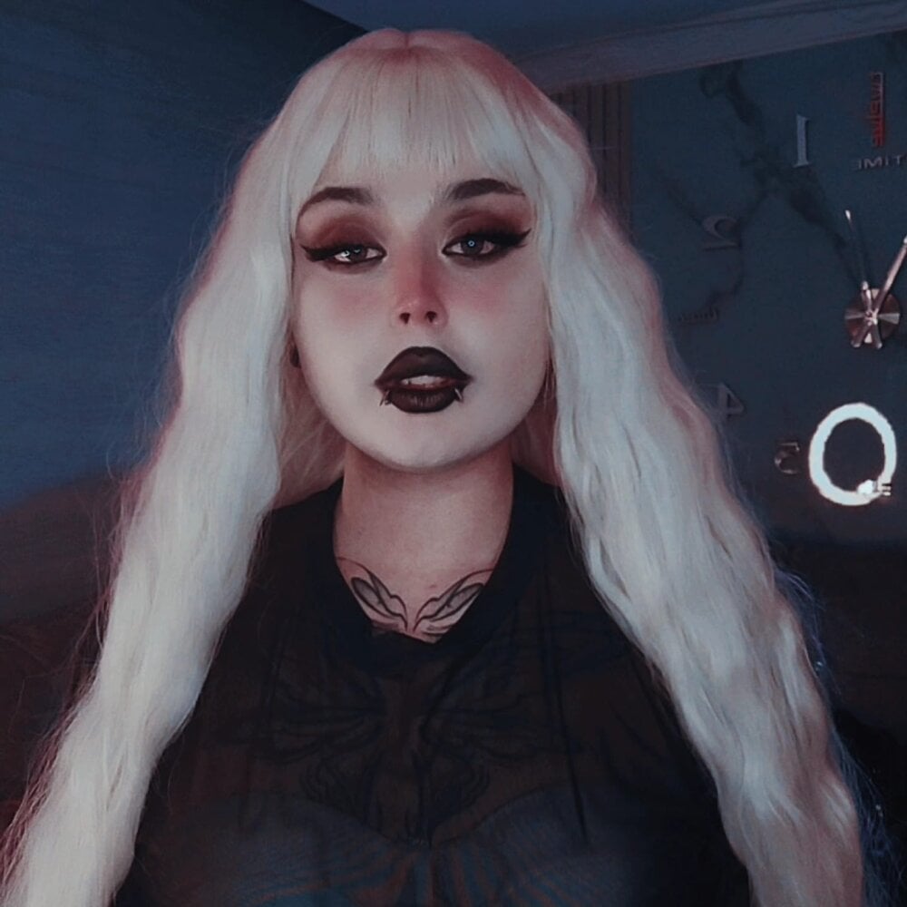 Beautiful Madamexravenx camgirl in vrcamshot.com
