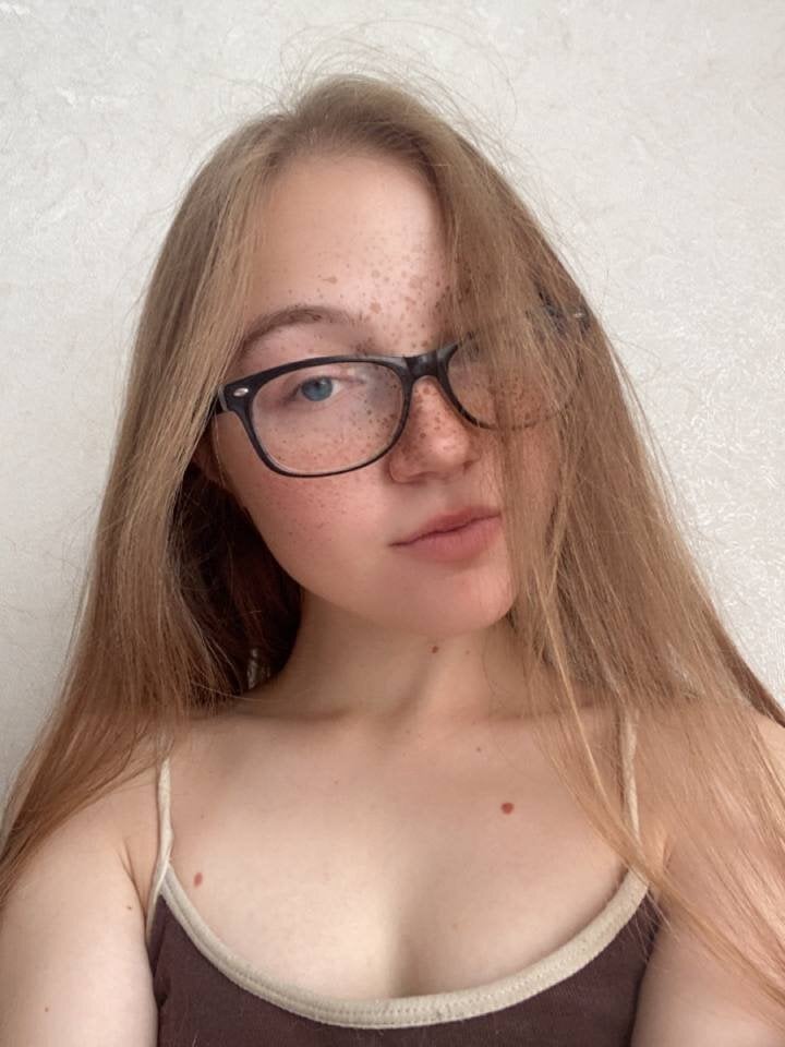 Beautiful ArrinaWairr camgirl in vrcamshot.com