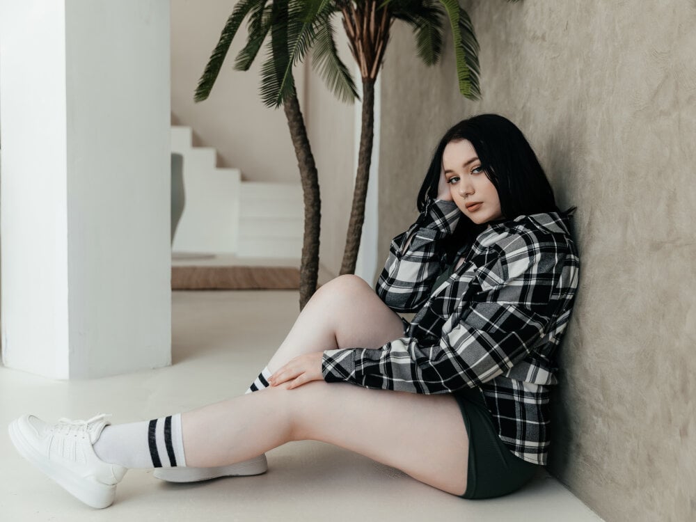 Beautiful AuroraMour camgirl in vrcamshot.com