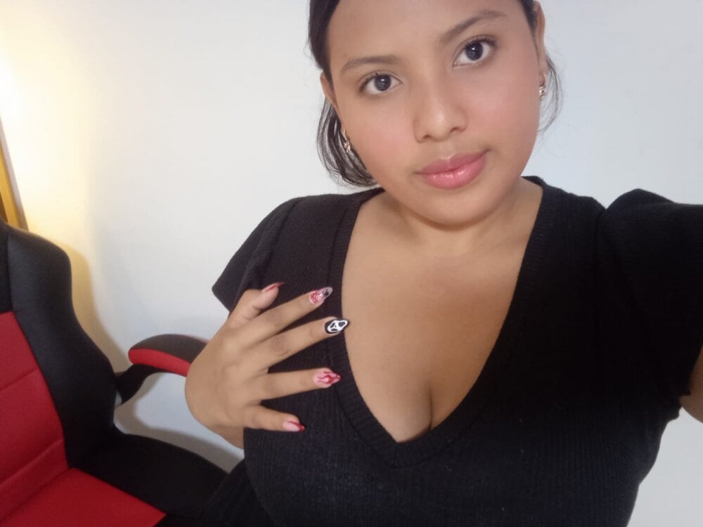 Beautiful sara_wite camgirl in vrcamshot.com