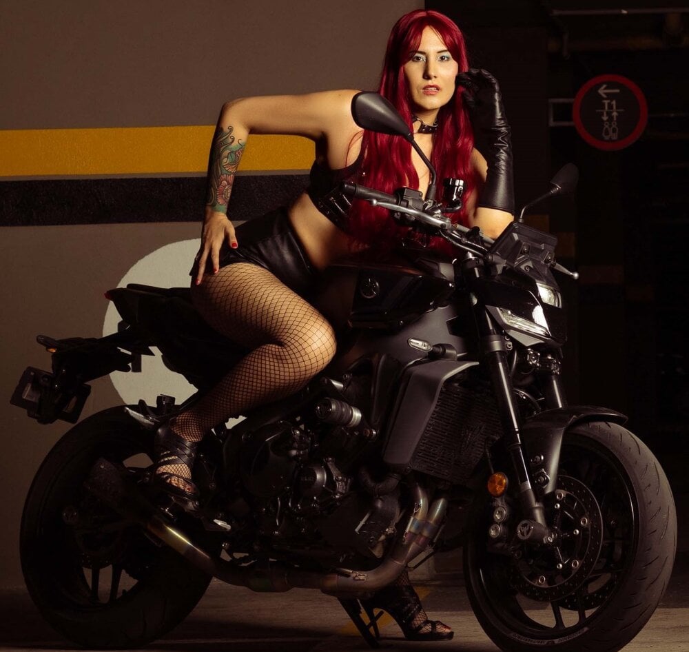Beautiful BrunnaMoore_ camgirl in vrcamshot.com