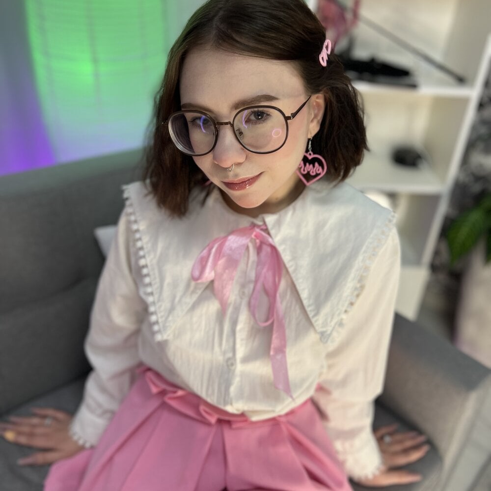 Beautiful AidaPhoenix camgirl in vrcamshot.com