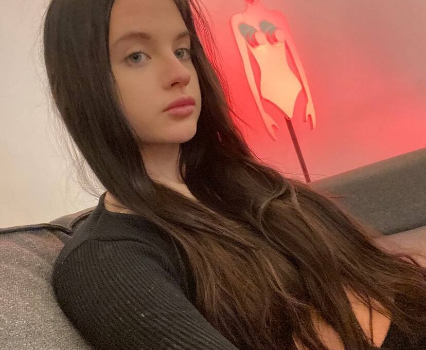 Beautiful AriaThorn camgirl in vrcamshot.com