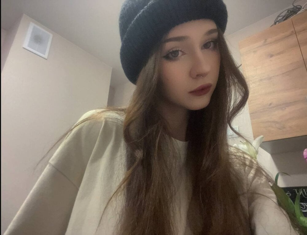 Beautiful Adetta camgirl in vrcamshot.com
