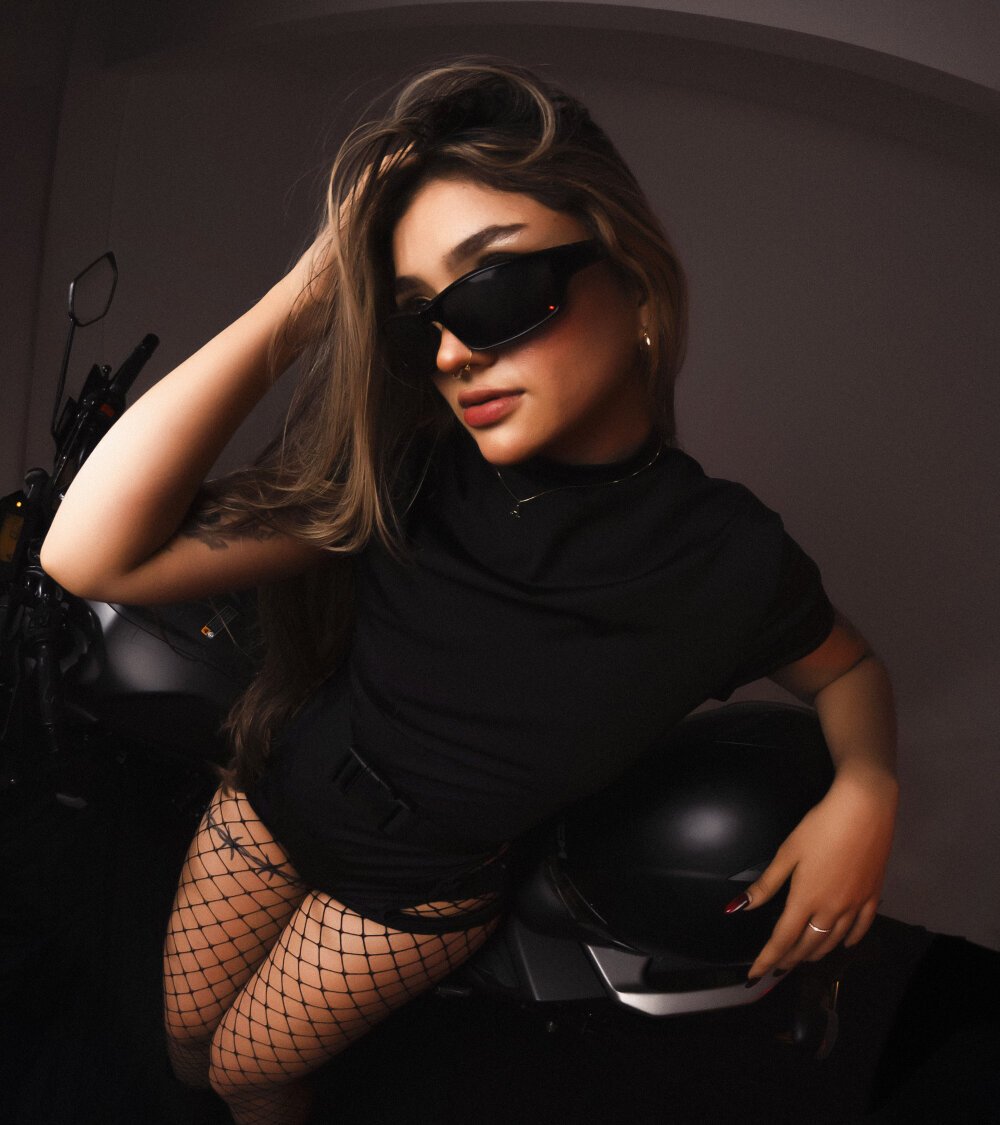 Beautiful Arianavillada camgirl in vrcamshot.com