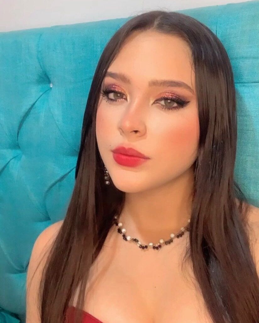 Beautiful scarlett_roousse camgirl in vrcamshot.com