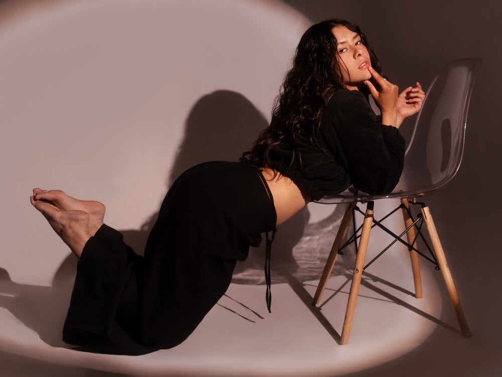 Beautiful CharlotteCaruso camgirl in vrcamshot.com