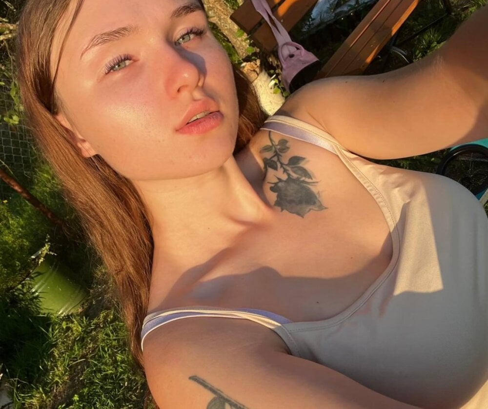 Beautiful CrystalBrooks camgirl in vrcamshot.com