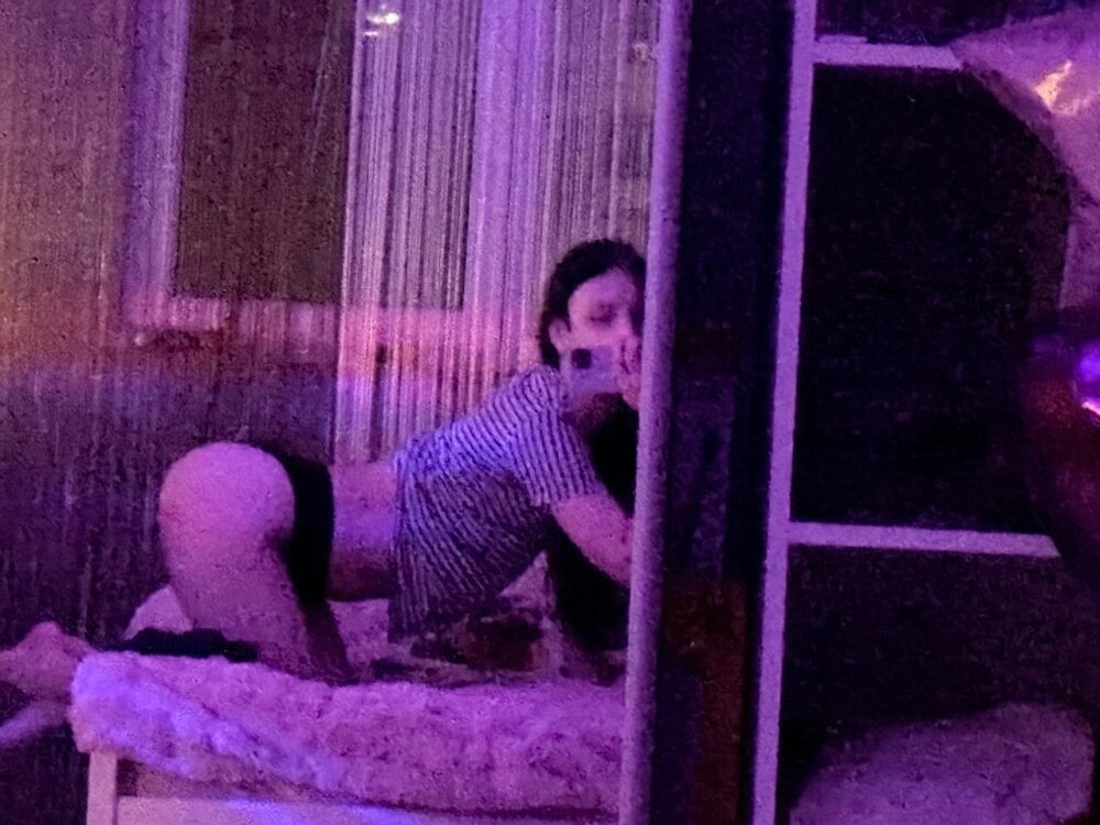 Beautiful Pixel_Shade camgirl in vrcamshot.com