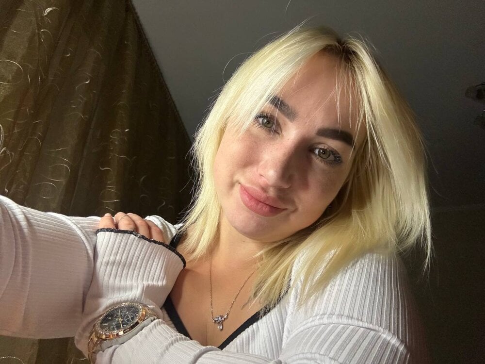 Beautiful MariellaVi camgirl in vrcamshot.com