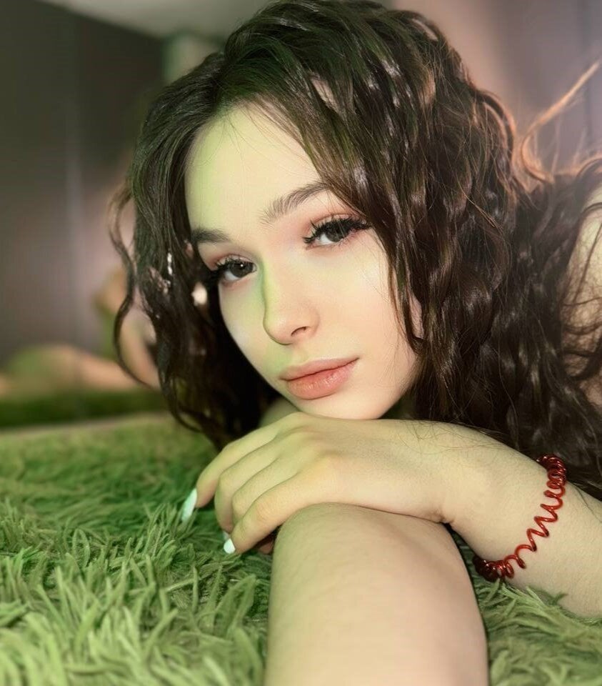 Beautiful AliceAsh camgirl in vrcamshot.com