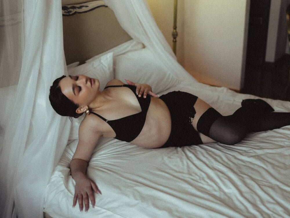 Beautiful UrMuseOn camgirl in vrcamshot.com