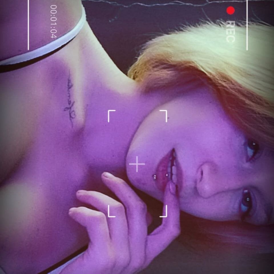 Beautiful LollyMi camgirl in vrcamshot.com