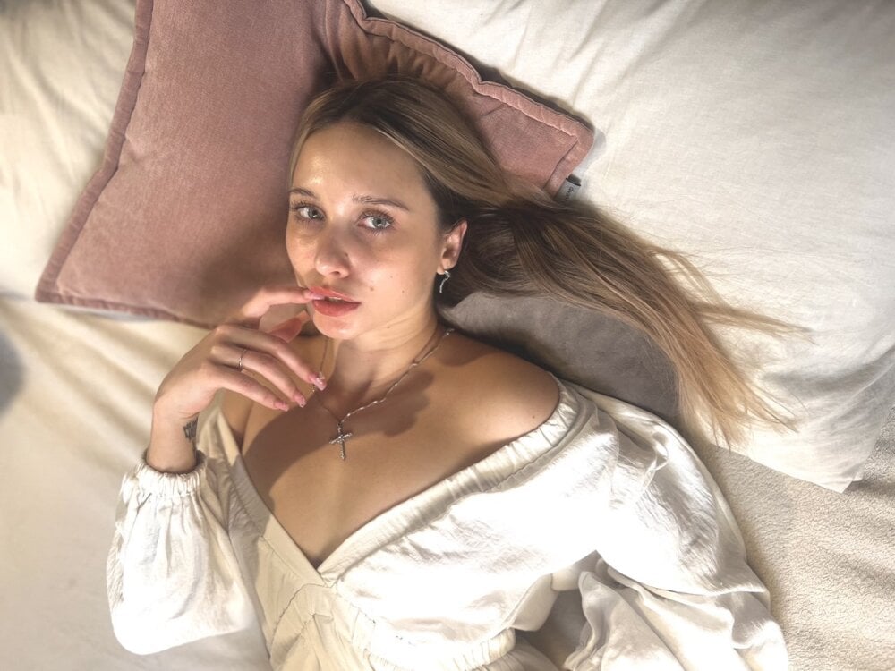 Beautiful ElaraBlush camgirl in vrcamshot.com