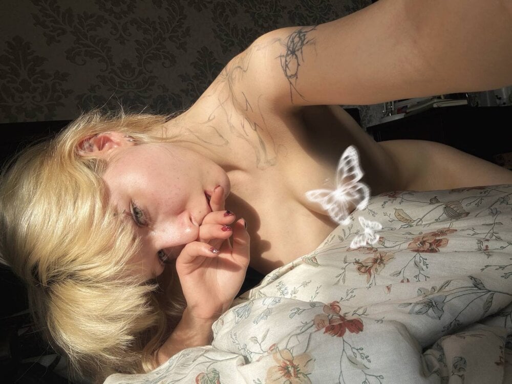 Beautiful yourlileve camgirl in vrcamshot.com