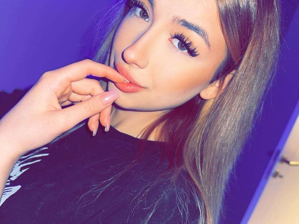 Beautiful MilaKikoo1 camgirl in vrcamshot.com
