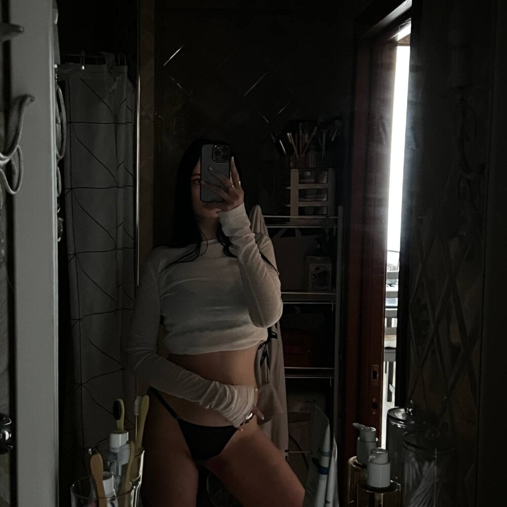 Beautiful -Anora- camgirl in vrcamshot.com