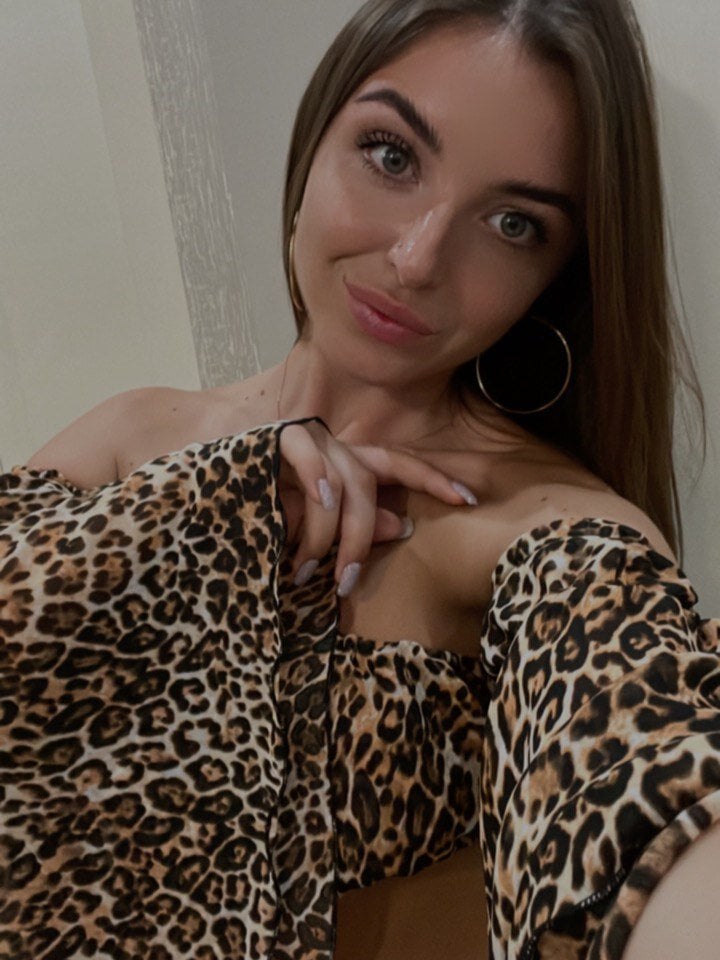 Beautiful LivanaRay camgirl in vrcamshot.com