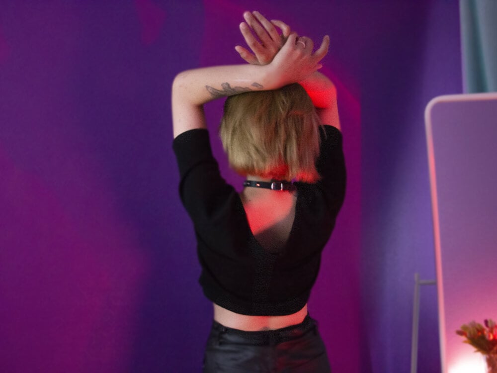Beautiful Hilodi_Fox camgirl in vrcamshot.com