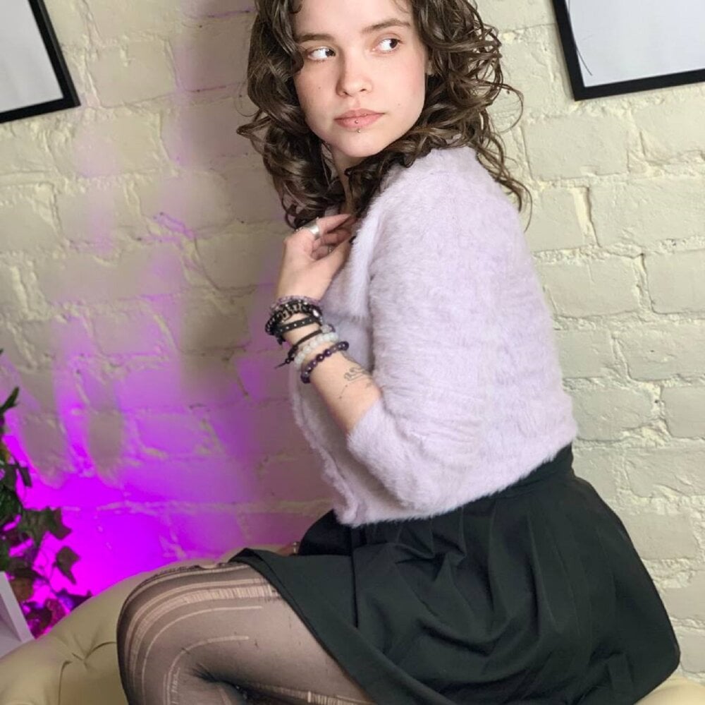 Beautiful Effy_Lounge camgirl in vrcamshot.com