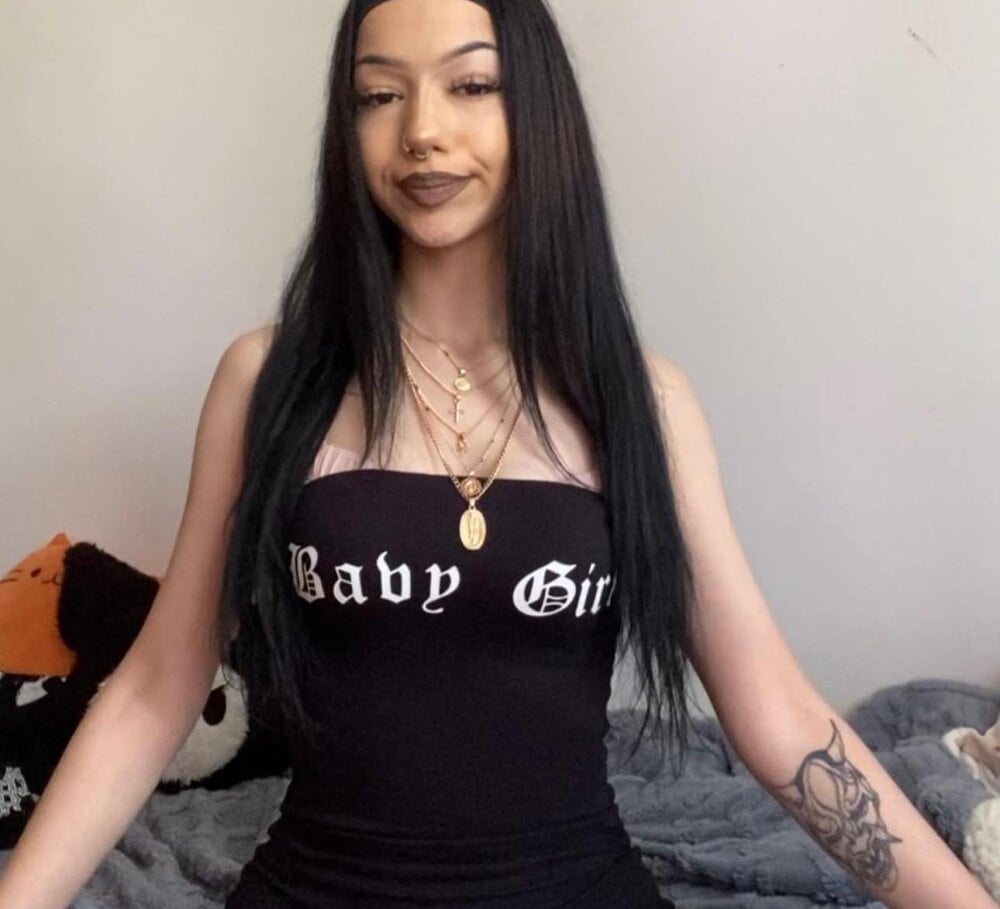 Beautiful IsabelleMoon camgirl in vrcamshot.com