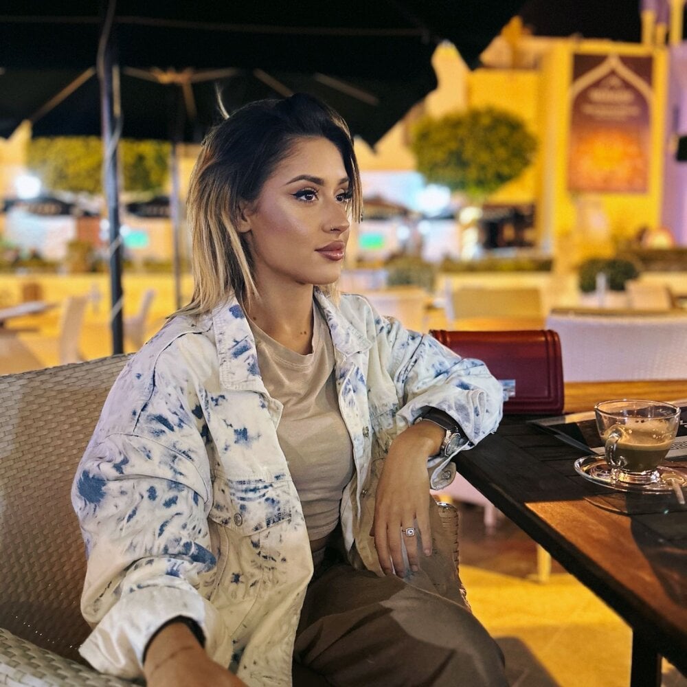 Beautiful AileenKiss camgirl in vrcamshot.com