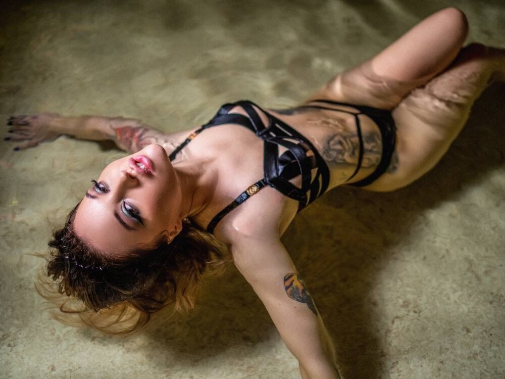 Beautiful peach_vibes camgirl in vrcamshot.com