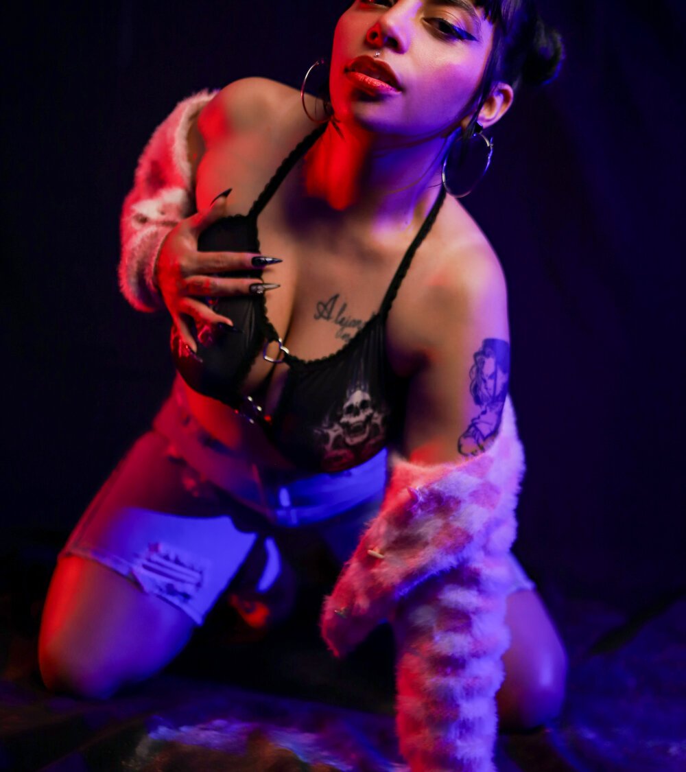 Beautiful emily-santoss camgirl in vrcamshot.com