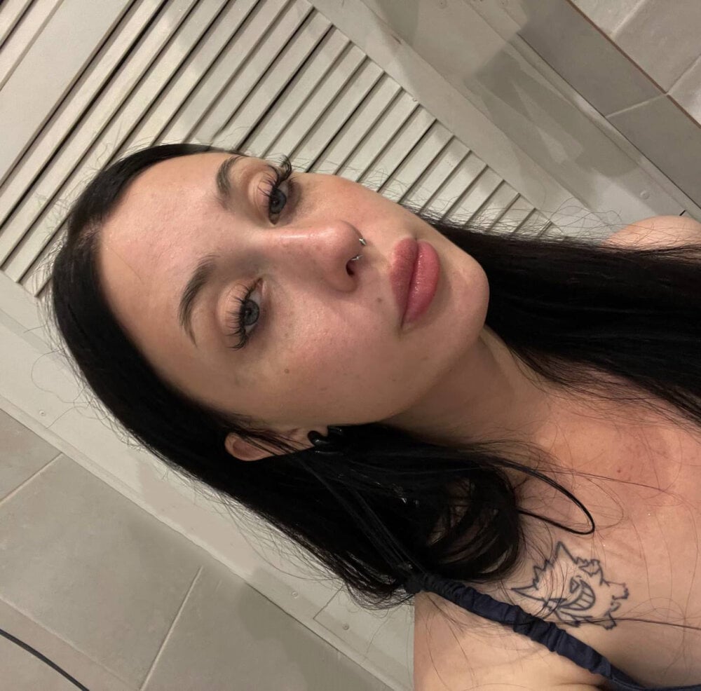 Beautiful xannybunny_ camgirl in vrcamshot.com