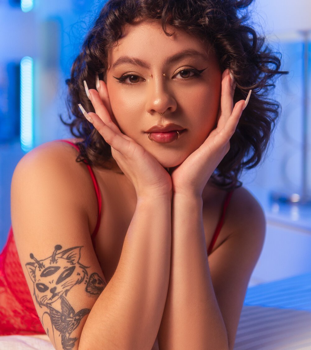 Beautiful AtheneaCross camgirl in vrcamshot.com
