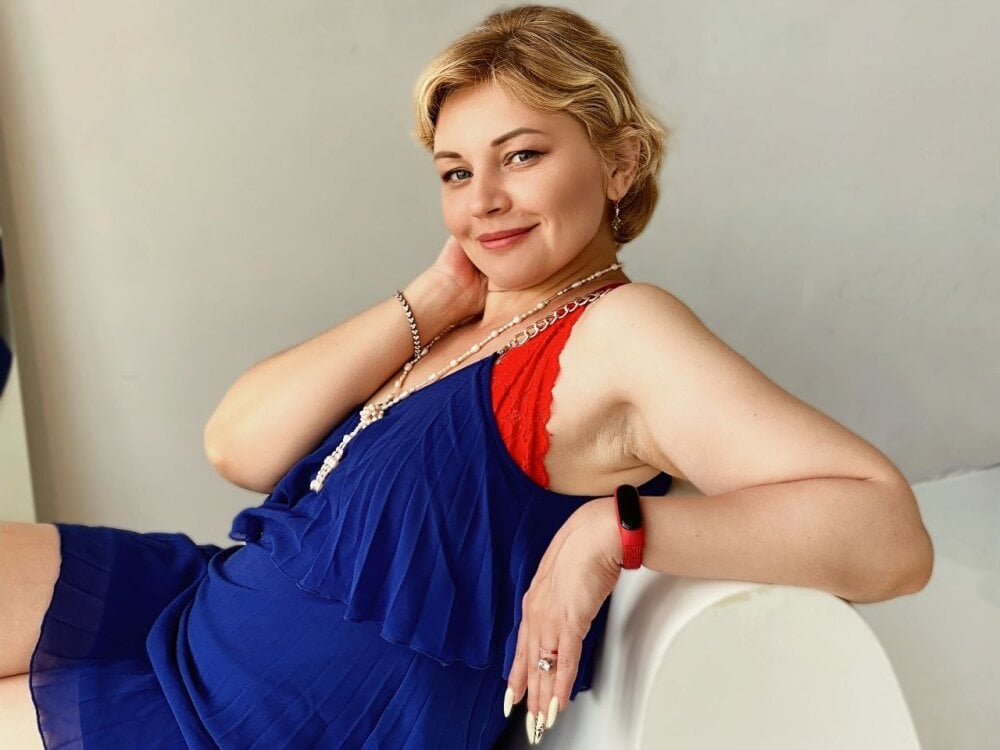 Beautiful AmaraNights camgirl in vrcamshot.com