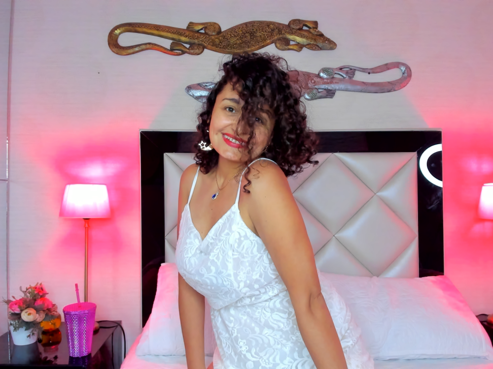 Beautiful _luna__sweet_ camgirl in vrcamshot.com