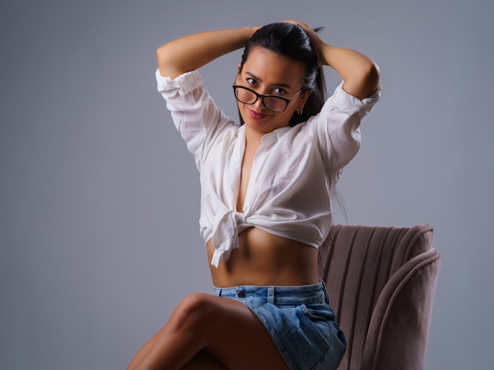 Beautiful EmilyPrincy camgirl in vrcamshot.com