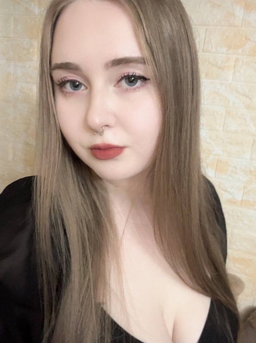 Beautiful AprilHughes camgirl in vrcamshot.com