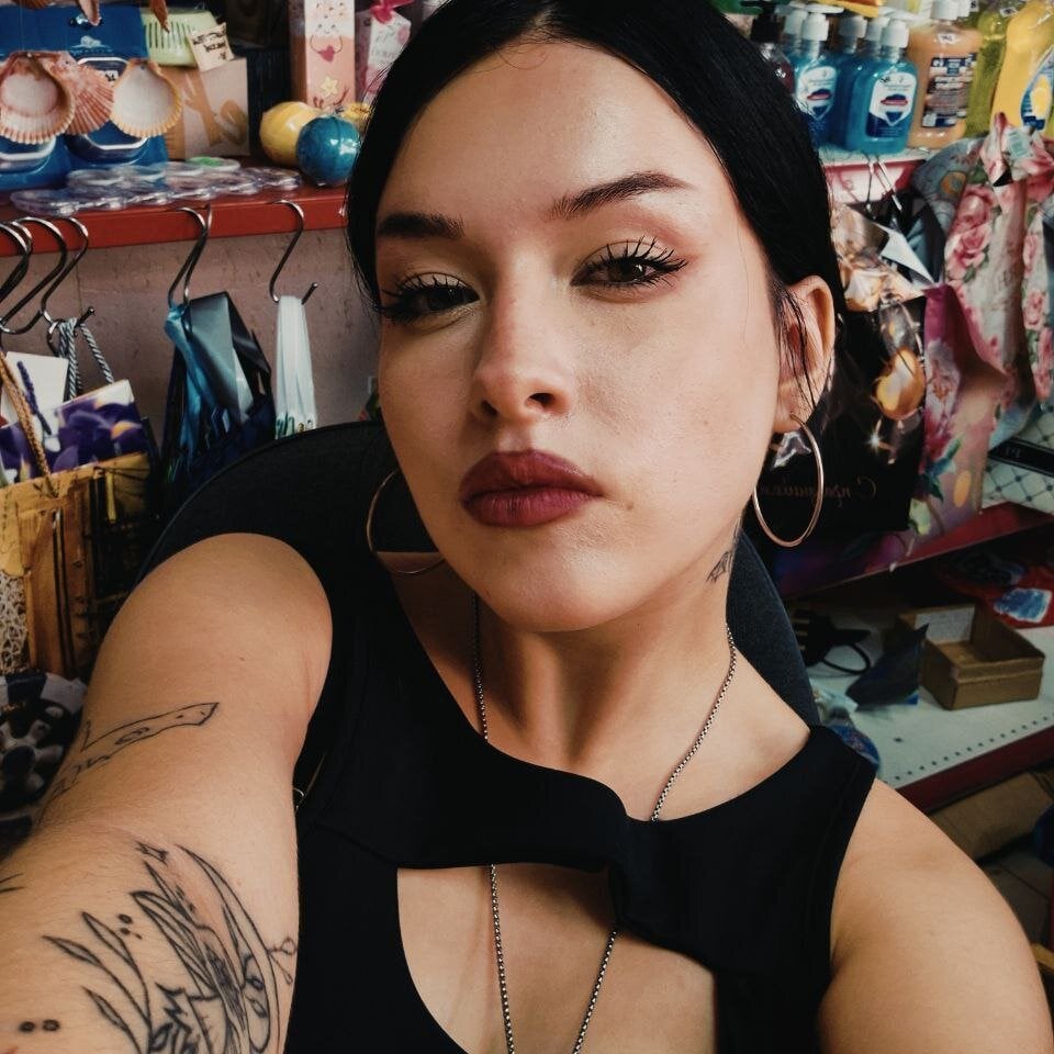 Beautiful LucyLucied camgirl in vrcamshot.com
