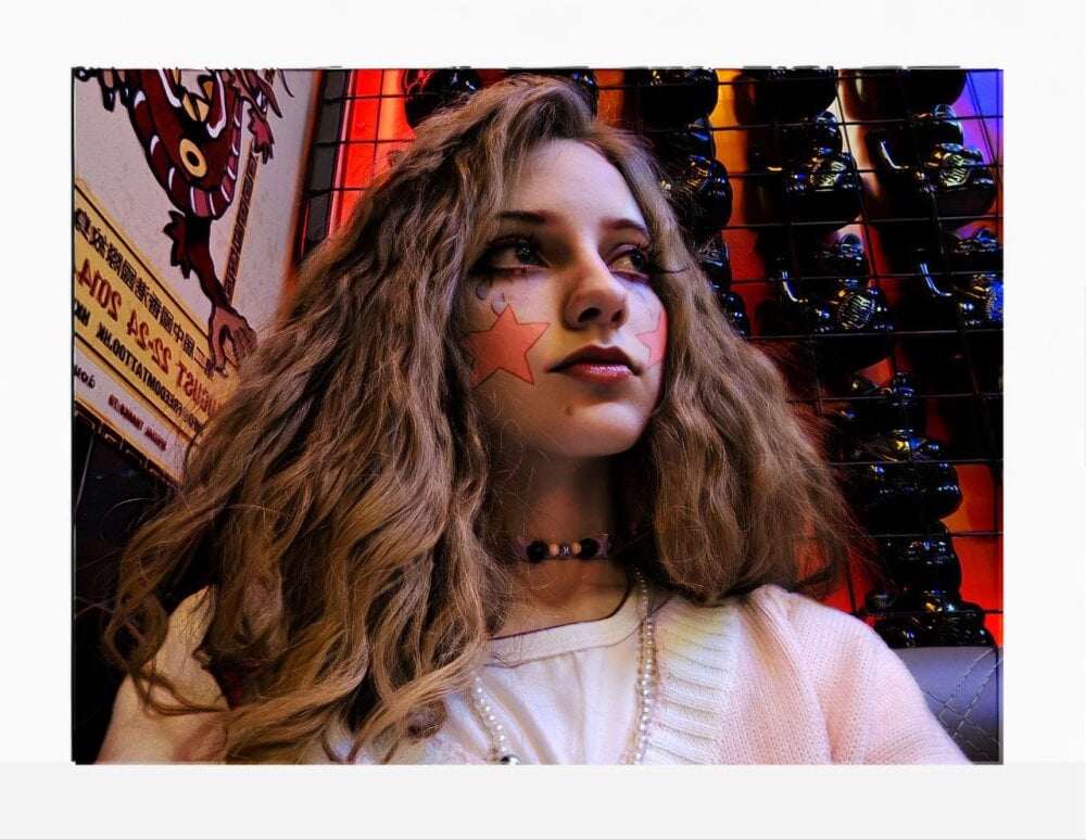 Beautiful CuteeFoxy camgirl in vrcamshot.com