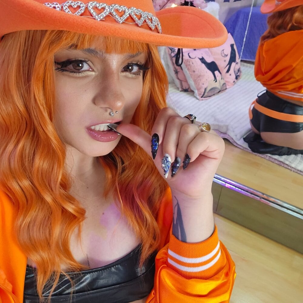 Beautiful BizzyNoar camgirl in vrcamshot.com