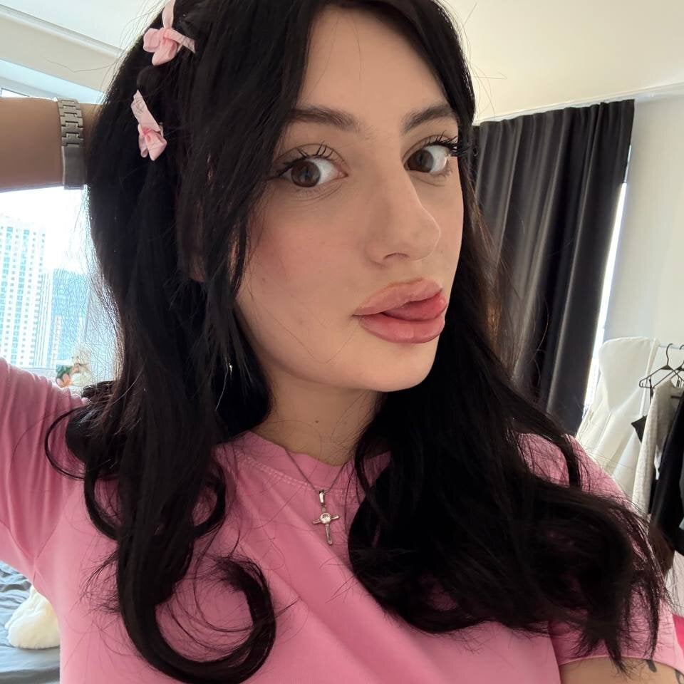 Beautiful Alica_Worlds camgirl in vrcamshot.com