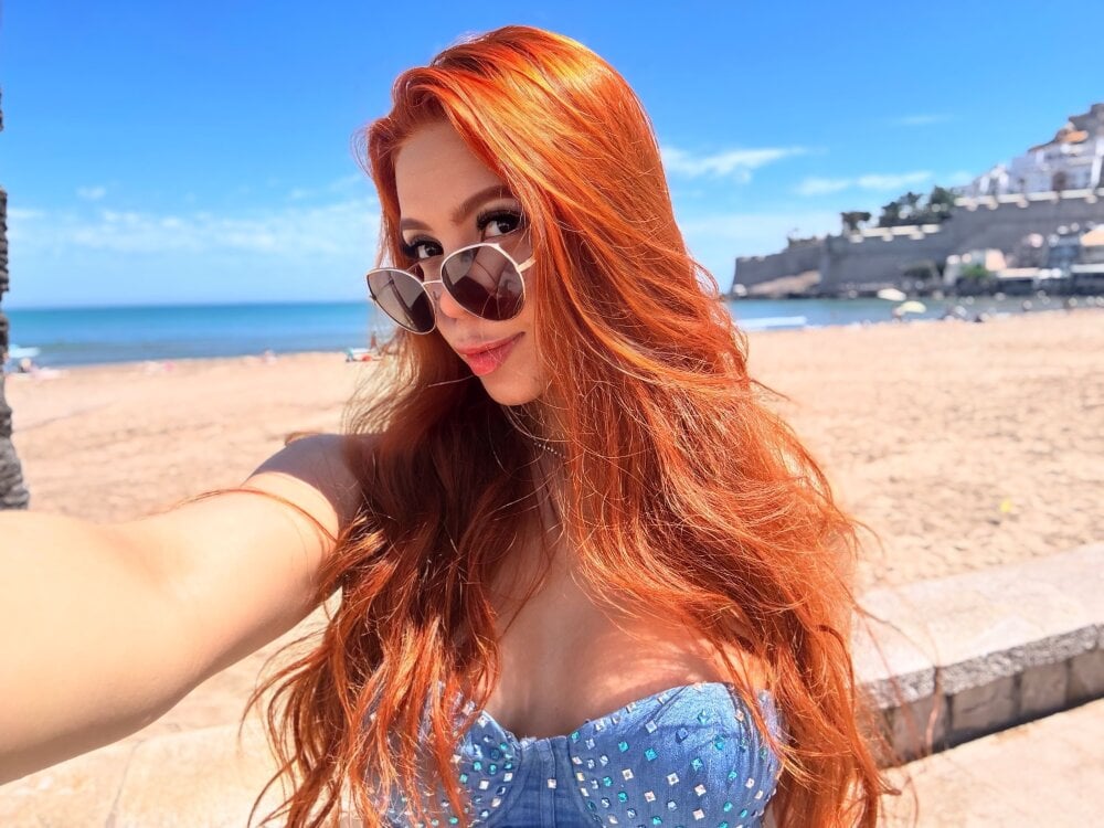 Beautiful MollyHeadley camgirl in vrcamshot.com