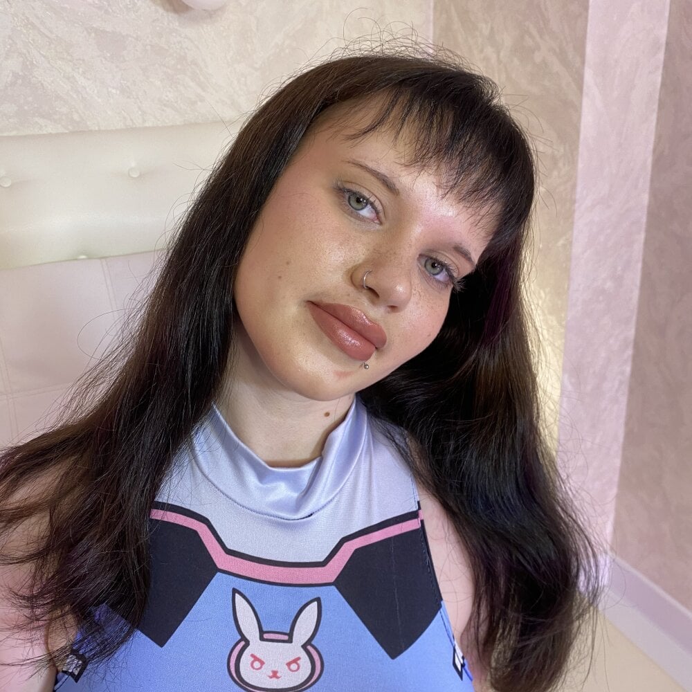 Beautiful TurboWinsor camgirl in vrcamshot.com