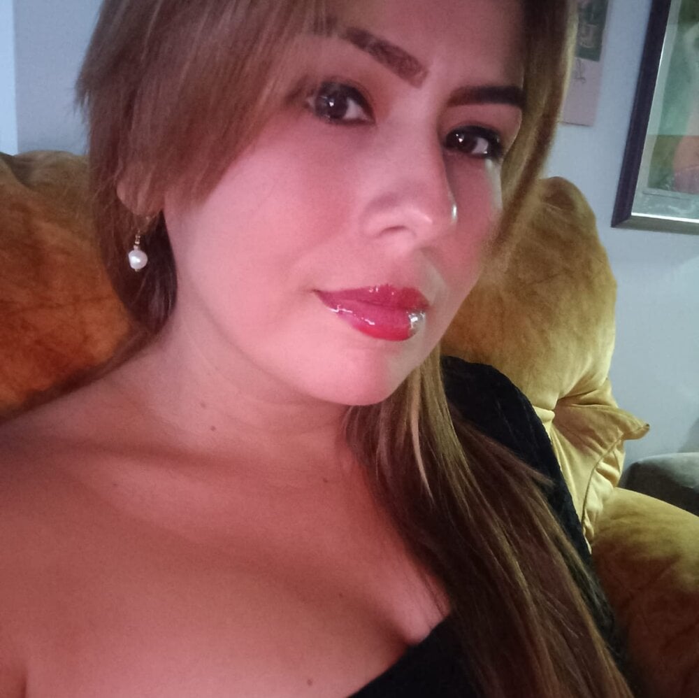 Beautiful ChaarlotteEvaanss_ camgirl in vrcamshot.com