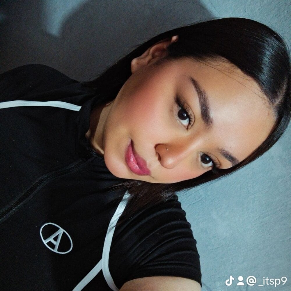 Beautiful annytovar camgirl in vrcamshot.com